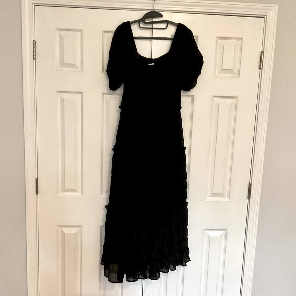 Black Tiered Textured Puff Sleeve Maxi Dress - Size Large